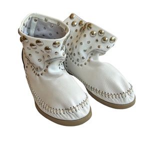 L & R BOOTS white leather ankle boots with silver tone studs, size 8 1/2, EUC